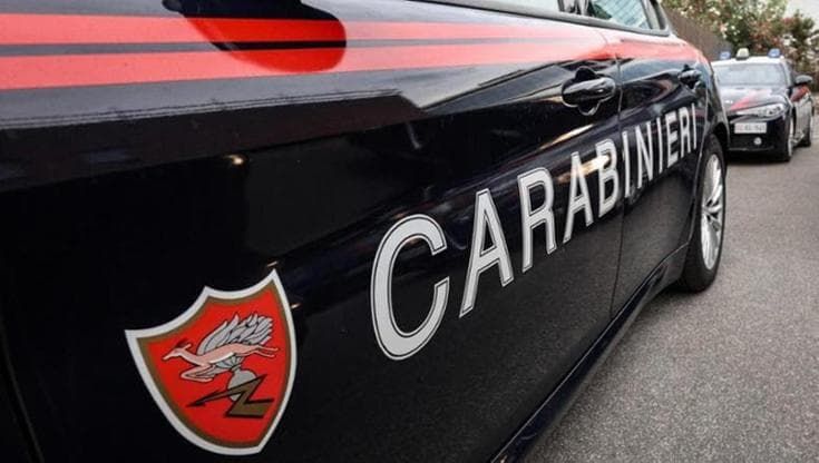 Assalto armato al corriere delle sigarette, bottino di 7.500 euro