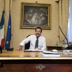 Salvini: "La Sicilia è la nostra frontiera, migliorare l'accordo coi Paesi di origine". E intanto due sbarchi a Pozzallo e Pantelleria
