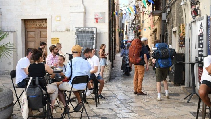 Bari vecchia, Decaro: "Nuovo infopoint per i turisti vicino alla basilica di San Nicola e più controlli sui parcheggi"