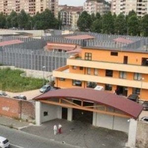 Torino, rivolta nel centro di permanenza , ferito un poliziotto che scrive su Facebook. "Per un po' non parlatemi di accoglienza"