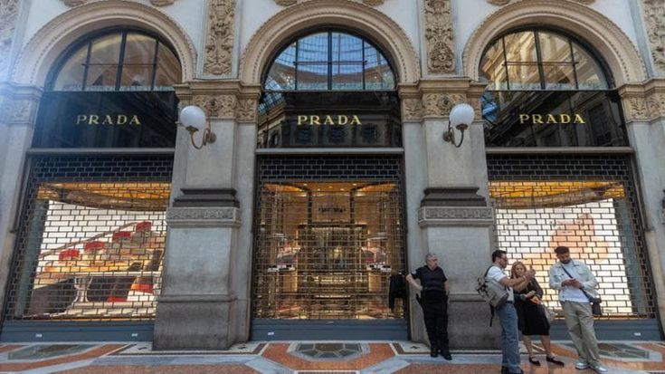Saracinesche abbassate, la paura tra i negozi del centro dopo il weekend di devastazioni a Milano