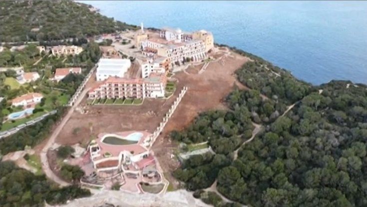 Alghero, lavori abusivi all'esterno dell'hotel Capo Caccia: distrutto un ettaro di ginepri e pini secolari  