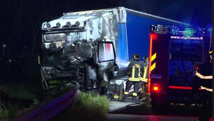 Autista tir forza posti di blocco, spari e paura nel Pontino. La corsa folle terminata dopo lo schianto
