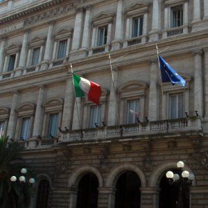 Prestiti in calo dello 0,5% a settembre: su le famiglie, giù le imprese