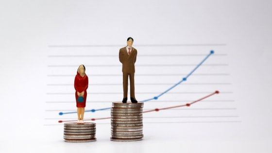 Stipendi, resta un gap di 2.700 euro tra uomini e donne. L'avanzata dei robot può frenare i miglioramenti