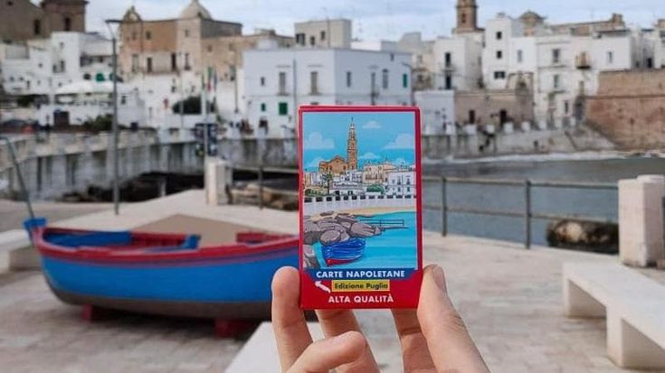 Arrivano le carte napoletane ‘edizione Puglia’. L’idea di Palmitessa di Monopoli: “I luoghi iconici”