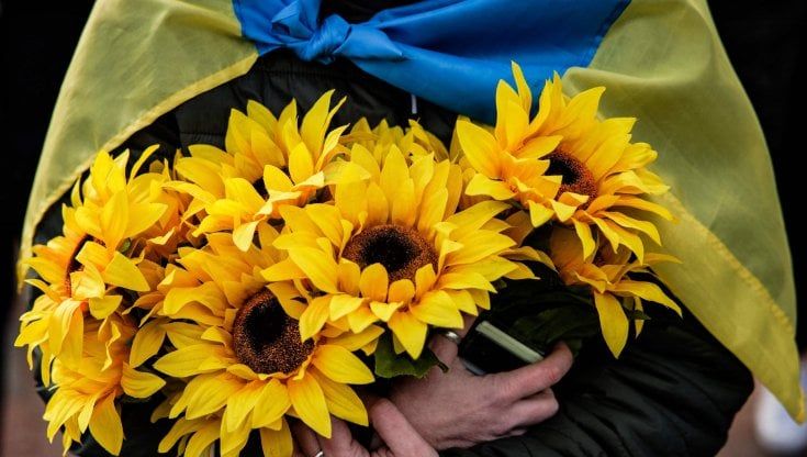 Firenze, gli ucraini con gli Angeli del bello: "Per dirvi grazie puliamo il Piazzale"