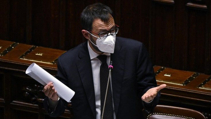 Ucraina, il ministro Patuanelli: "Serve uno scostamento di bilancio". E rassicura: "Immotivati gli assalti ai supermercati"