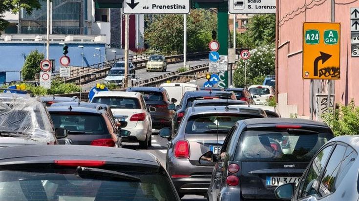 Tangenziale chiusa, traffico in tilt. La rabbia dei romani: “Intrappolati in auto con 40 gradi”