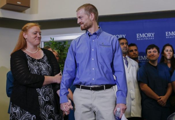 Ebola, guariti il medico e l'infermiera americani curati con il siero Zmapp