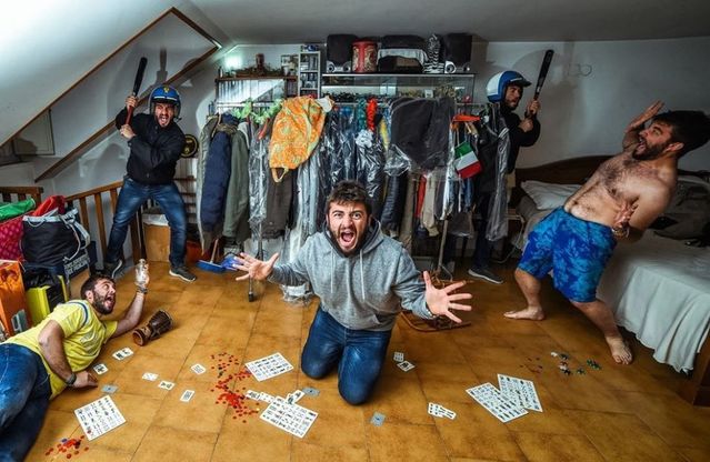 Il fotografo che si clona per combattere la solitudine da quarantena