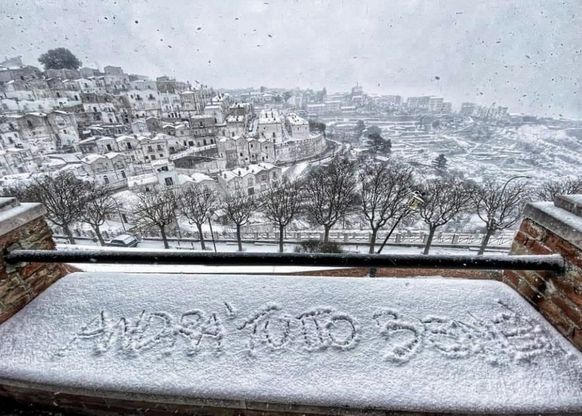 La neve imbianca Monte Sant'Angelo: "Il tempo si era già fermato per il Coronavirus"