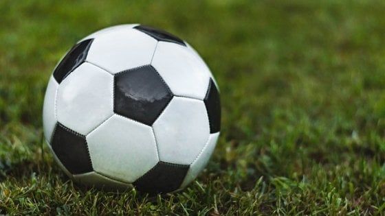Malattie neurodegenerative, i calciatori rischiano di più. "Troppi colpi di testa"