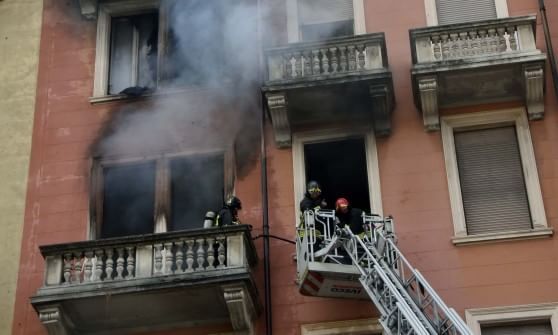 Incendio in pieno centro a Torino evacuati alcuni alloggi