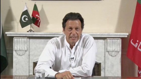 Pakistan, Imran Khan si proclama vincitore delle elezioni. Accuse di brogli