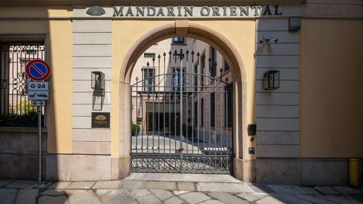 Cercano di scippare la borsa di Hermes a una turista, riescono a prendere l’orologio da 300mila euro