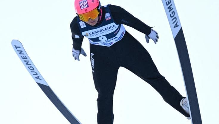 Combinata nordica senza gara donne ai Giochi: le proteste tra barbe finte e bastoncini incrociati