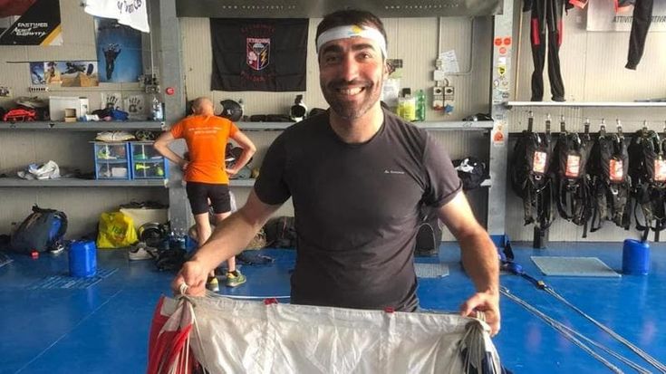 Si lacera una vela, muore paracadutista a Cumiana