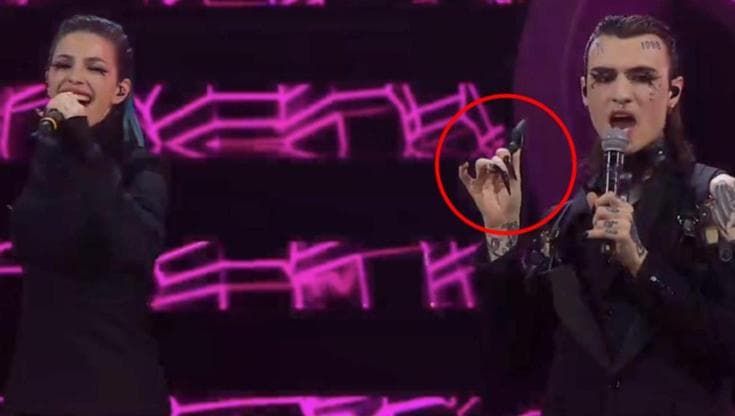 Sanremo 2023, Rosa Chemical porta un sex toy sul palco. E poi urla: "Viva il sesso"