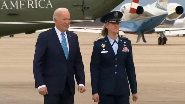 Biden alle compagnie: “Bimbi volino accanto ai genitori senza sovrapprezzo”. Così funziona in Italia