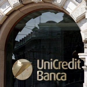 Unicredit in luce in Borsa. Con le dismissioni l'aumento può dimagrire di 5 miliardi