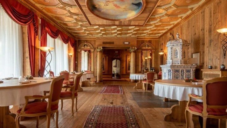 Un’ambiziosa cucina di montagna vive in ambienti stile Versailles