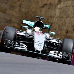 F1, Gp Europa: Hamilton vola nelle libere. Ferrari in ritardo, Vettel: "Una giornata storta"