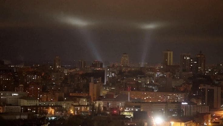Kiev, attacco russo nella notte: sirene ed esplosioni nella capitale, abbattuti diversi droni