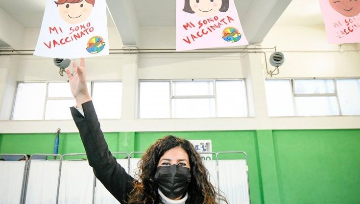 Napoli, nella scuola avamposto si vaccinano 58 bambini ma danneggiati i cavi web