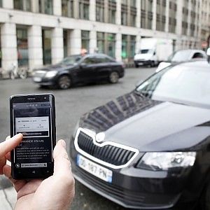 I tassisti bloccano Parigi, al bando Uber. Figuraccia a Sydney: prezzi volano durante l'attacco