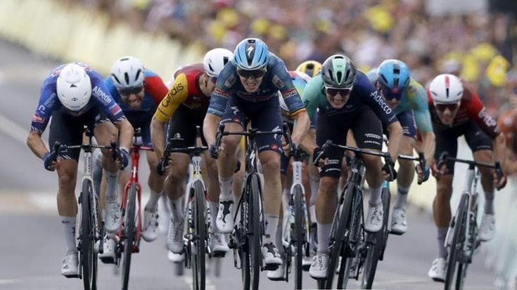 Le medie folli del Tour: dopo 12 tappe si viaggia a quasi 45 km/h. “Questa è la nuova normalità”