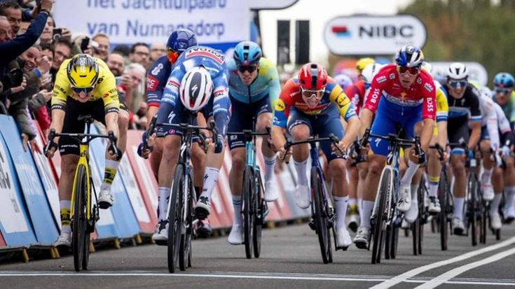 Il ciclismo va sempre più veloce: media spaventosa nelle gare WorldTour 2025. Classiche a 43 orari