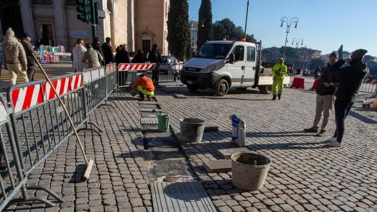 San Giovanni, crepe nella pedana per disabili: tornano gli operai. A febbraio le ultime rifiniture