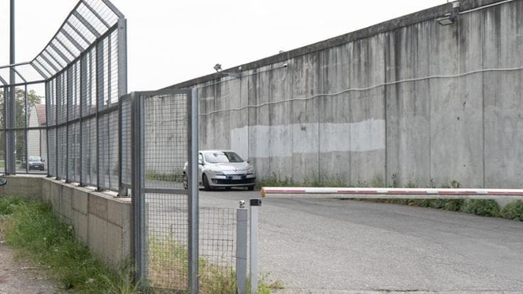 Quattro minori finiscono nel cpr di via Corelli, la denuncia degli attivisti: “Non era mai successo”