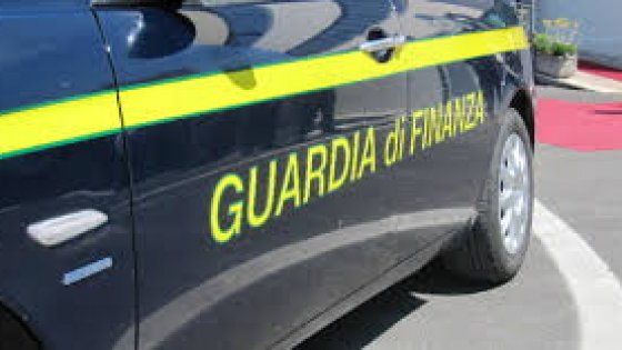 Brindisi, a spasso durante il turno di lavoro: denunciati tre dipendenti del Centro per l'impiego