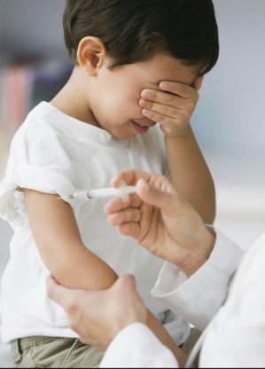 Procura apre inchiesta sul vaccino trivalente: "Sintomi autismo e diabete in due bimbi"