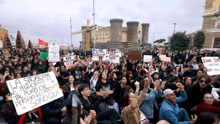 Napoli, mille in corteo, città presidiata: “Il carovita ci sta distruggendo”