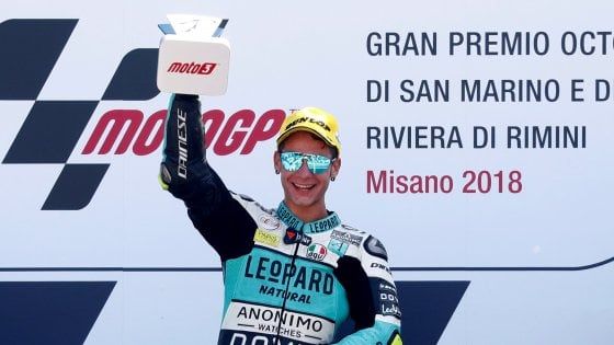 Moto3, a Misano la prima volta di Dalla Porta. Bezzecchi cade, Martin lo scavalca