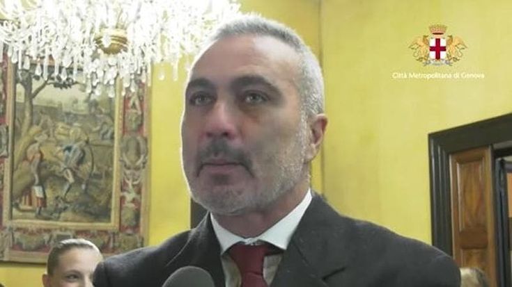 Il figlio prende una nota, la mamma colpisce con un pugno in faccia il preside del Bergese