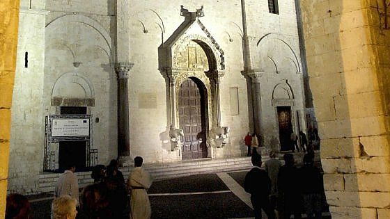 Bari, una banca fa festa nella basilica di San Nicola: "Ingressi riservati, buffet e hostess all'ingresso"