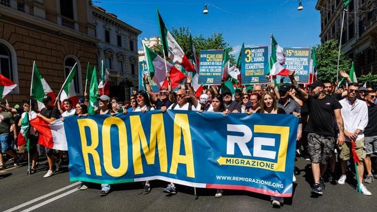 CasaPound in piazza per la remigrazione al grido di “Duce, duce”