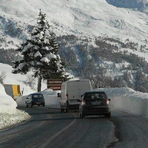 Piemonte, poche ore per cambiare le gomme: da martedì scatta l'obbligo di catene o antineve 