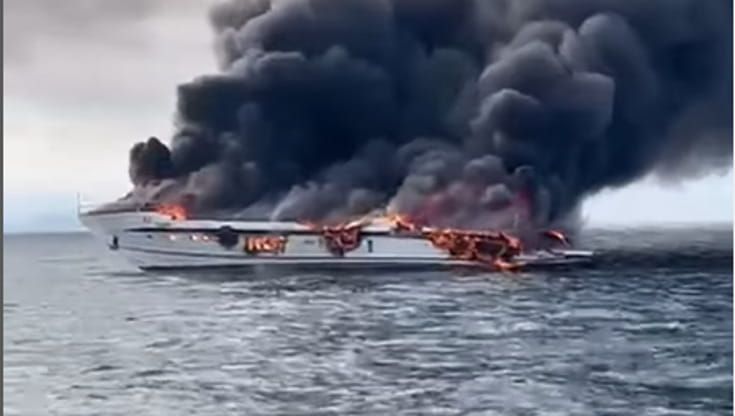 Yacht di 27 metri in fiamme a largo di Bergeggi, in tre si mettono in salvo con il tender