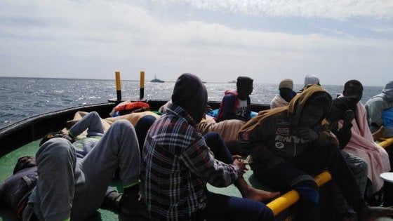 Migranti, la Mare Jonio entra nel porto di Lampedusa, la gdf la sequestra e convoca il comandante
