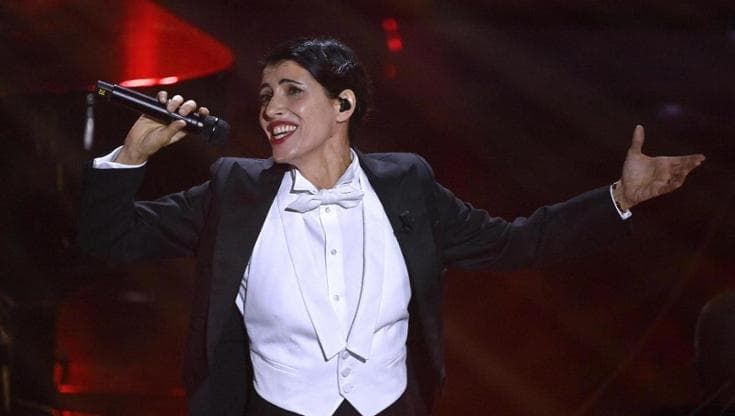 Sanremo 2024, Giorgia festeggia i 30 anni di "E poi": pubblico in piedi e successo sui social