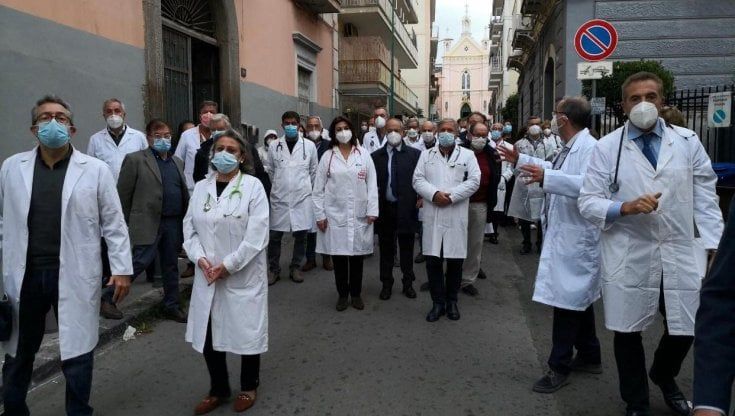 I medici caduti. Storie delle 22 vittime della seconda ondata