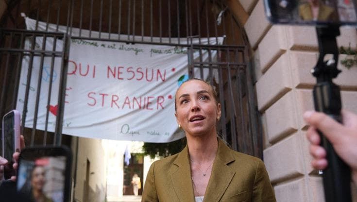 “Qui nessuno è straniero”: a Genova torna lo striscione contro il decreto Valditara tolto da un agente di polizia