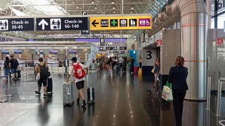 Liquidi nel bagaglio a mano, chi parte da Fiumicino può già portarli: ecco le regole