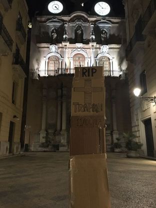 Trapani, durante lo spoglio appare una bara di cartone in pieno centro