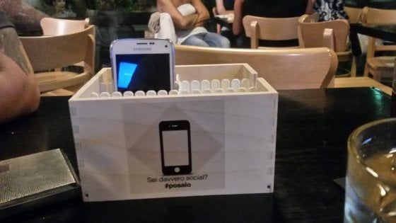 ''Giù i telefoni, su lo sguardo'', il digital detox ti aiuta a stare con gli altri